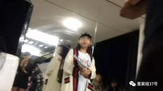 该公司负责人在给外联街拍人员开会