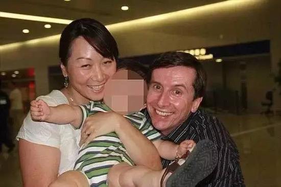 这对夫妻曾在2015年4月将他们的儿子Aidan Fenton送去接受拍打疗法后昏迷,最终抢救无效死亡。