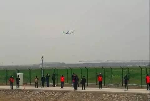 上海:国产大飞机在沙尘暴中起航