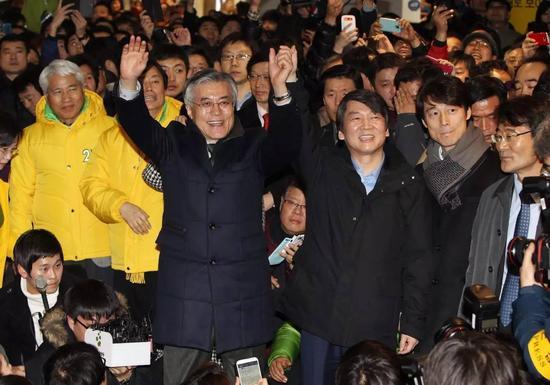 2012年韩国第18届总统选举期间,安哲秀与候选人文在寅共同参加一场选举造势活动。新华社发(朴真熙摄)