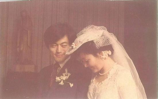 这是文在寅与夫人金贞淑结婚时的照片,新华社发