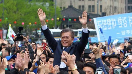 2017年韩国第19届总统选举期间,文在寅在造势活动上向支持者致意。新华社记者姚琪琳摄