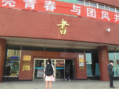 小倩每天到图书馆学习,准备英语四级和研究生考试。受访者供图