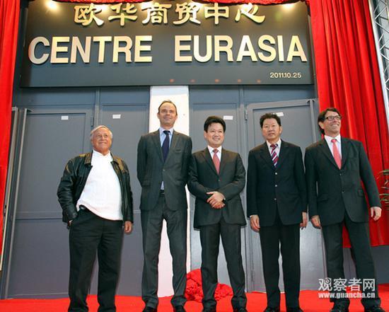 黄学胜(中)与当时的勒阿佛尔市长、现在法国总理菲利普(左2),那时候他还没蓄起胡须。