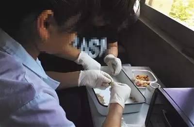 ▲5月15日中午,北京某小区内,两名胎盘倒卖者将烘干的胎盘打成粉末后,装入空胶囊内。这个胎盘是他们从某妇产医院收购而来,从清洗到加工完成,用时约一小时。