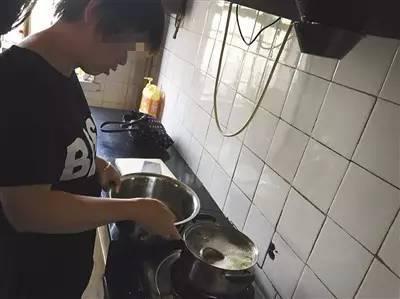 ▲胎盘倒卖者正在出租房内将胎盘煮水,捞出漂浮的杂质。