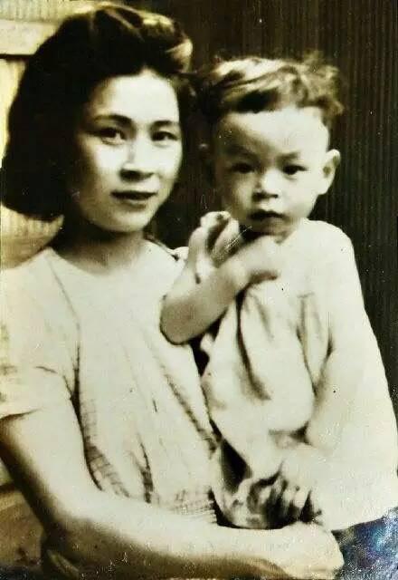 幼时的宫崎骏和母亲