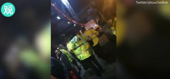 爆炸现场救援警察/截图来自网络视频