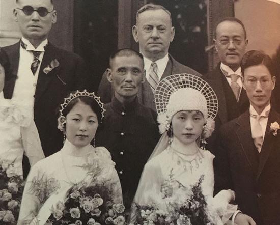 严幼韵(右二)与年轻的外交官杨光泩(右一)结婚。