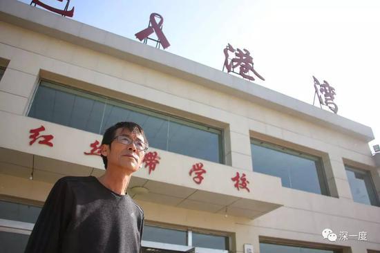 十多年前,郭小平创建了“红丝带学校”,30多名感染艾滋病的孩子生活在这里