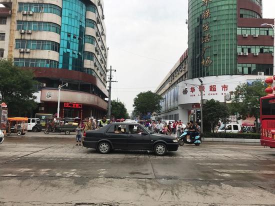 事发当时的路口。因为有洒水车经过,斑马线痕迹模糊了。