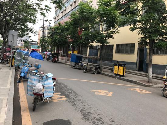 离路口不到100米的幼儿园门口设有安全区。