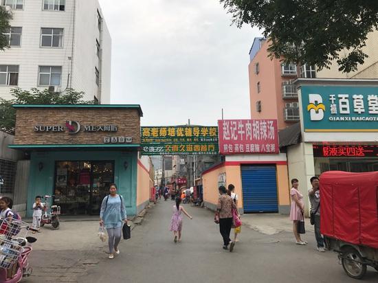 事发路口旁的一个城中村入口。