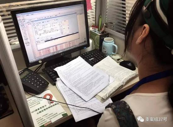 朝阳区博大路自主城1号楼3楼一办公室内,保健品销售人员正对着电脑上老人的信息,进行电话销售。