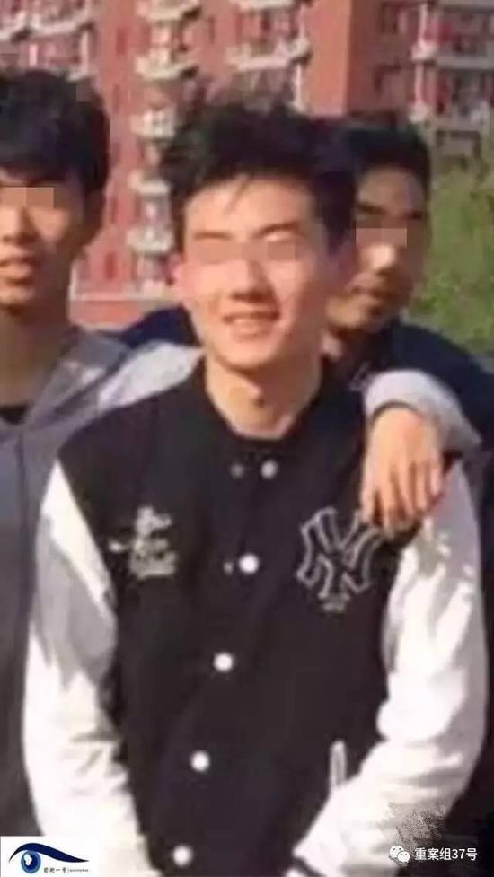 ▲被告人王某与朋友合影。 图片来自网络