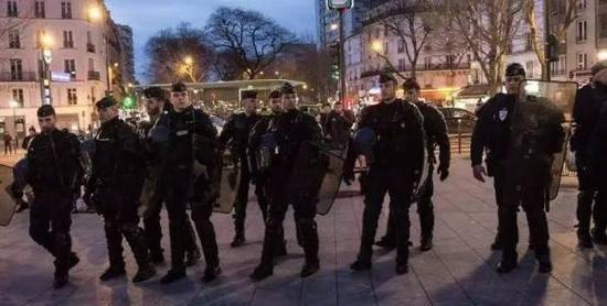 警察在敏感街区执法(作者供图)