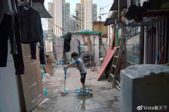 五岁男孩和父母住在一间由混泥土和一些金属材料简易搭建的违建顶屋里 。(东方IC 图)