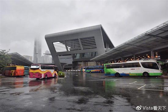 6月13日,几辆粤港跨境巴士停靠在深圳湾口岸港方口岸区。(新华社 图)