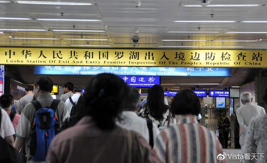 2011年5月1日,深圳,进出香港的罗湖口岸人流密集。(CFP 图)