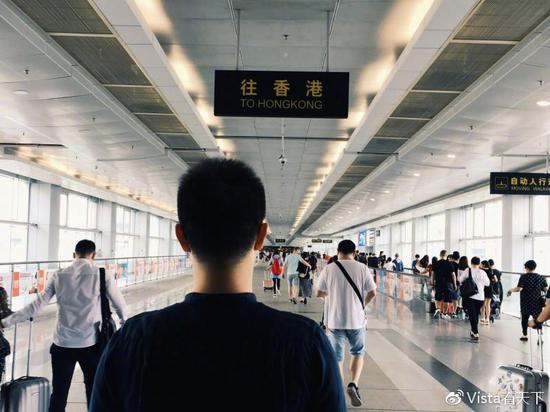 每天有数万跨境上班族往返于深圳各口岸边检站。(网络图)