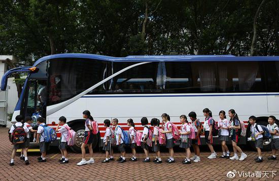 除了跨境上班族,目前每天出入境的深港跨境学童人数已达3万人次。(CFP 图)