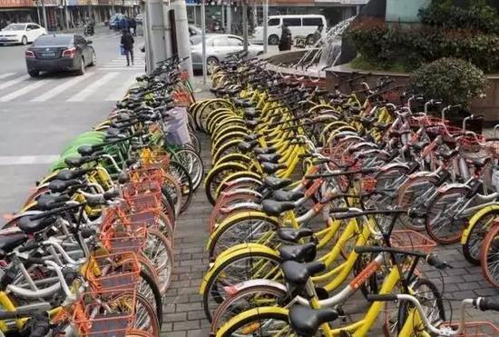 各种颜色的共享单车 图片来源:网络