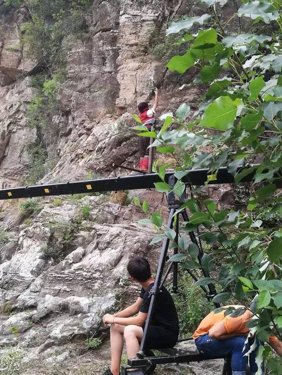 董李无忧在拍一场峭壁采药的戏,来回爬了十几遍。