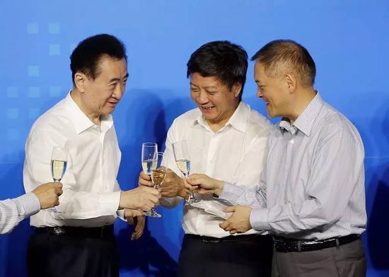 万达、融创、富力三方交易后,三位大佬开怀畅饮。