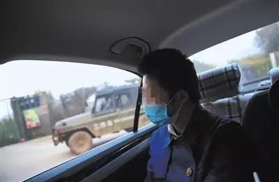 ▲2016年10月13日,八达岭老虎咬人事件中受伤的赵女士回到事发地东北虎园门口。新京报记者 薛珺 摄