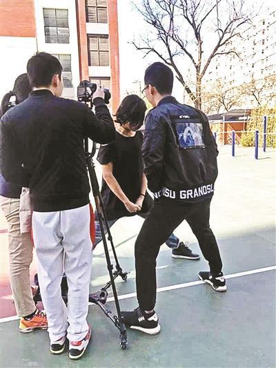 在校园内取景拍摄
