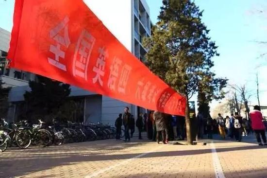 四六级考场外。 图/新京报网