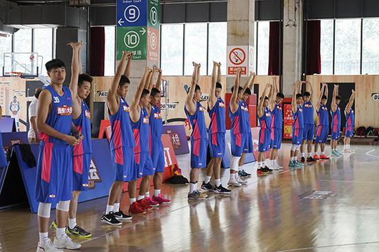 大学生球员希望在CBA延续篮球梦,还需要俱乐部的大力支持。视觉中国 图