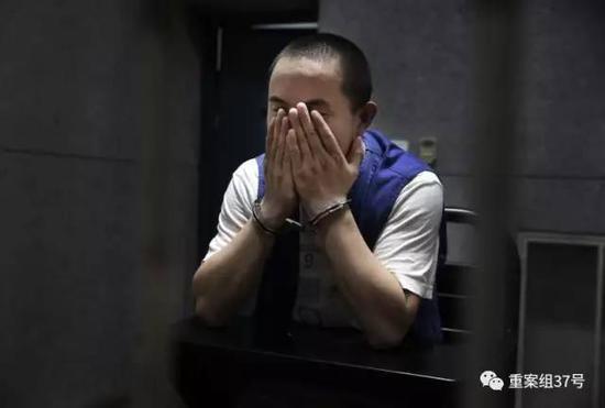 ▲2017年8月8日,天津市静海区看守所。传销组织蝶贝蕾的一名“高层”杨海兵,正在接受记者采访。新京报记者 尹亚飞