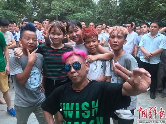 “红毛皇帝”顾东林和徒弟合影 程盟超/摄
