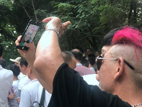 顾东林和粉丝合影