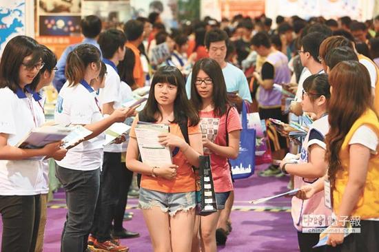 台湾“大学博览会” ,替学子分析留游学趋势,并提供各大学展示、招揽学生的空间。图片来源:中时电子报