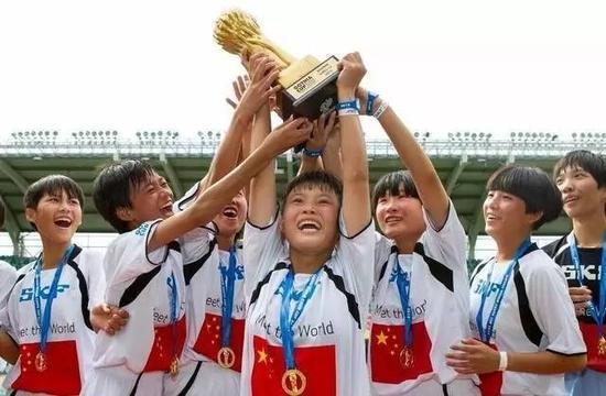 在2015年“哥德堡杯”世界青少年足球锦标赛U12女子组的决赛中,琼中女足战胜瑞典阿卡德米女足夺冠,姑娘们捧起奖杯庆祝。图 | 网络