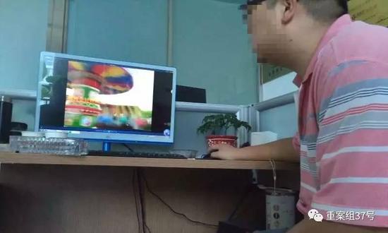 8月13日,河南省郑州市上街区一写字楼内,一家生产游乐设备厂的销售人员,正通过电脑,给记者看所生产销售的娱乐设备。屏幕上是飞椅。 新京报记者 大路 摄