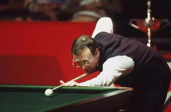 Dennis Taylor标志性的大眼镜