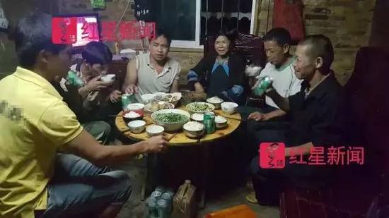 ▲石奶引和家人、客人聚在一起晚餐