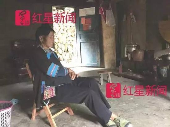 ▲石奶引在家中