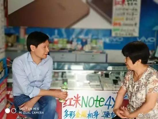 雷军走访河南线下门店,与店主攀谈