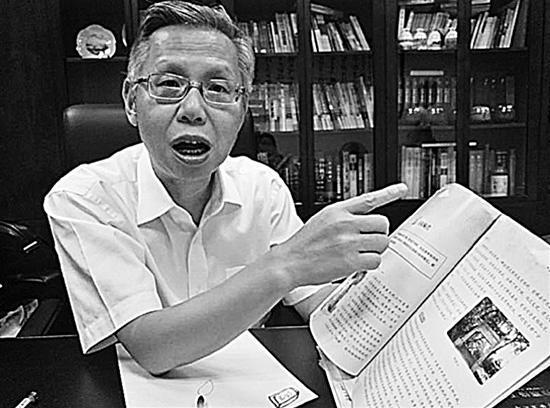 方剑乔教授为钱报记者介绍教材情况。钱江晚报 图我省首创小学生学中医课有何背景