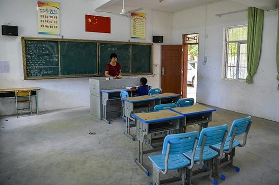 海南省海口市的一间乡村小学,四个年级只有三名学生