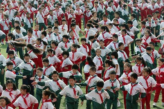 江苏南通,小学生在课间做广播操
