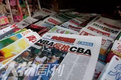 报摊上出售的《体坛周报》 图 / 本刊记者 梁辰