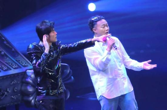 2013年9月,周杰伦在香港红馆连开九场演唱会,陈奕迅上台与周杰伦合唱《岁月如歌》和《淘汰》两首歌