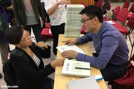 在新书发布会上,李治中与读者交流。(南方周末记者 袁端端/图)
