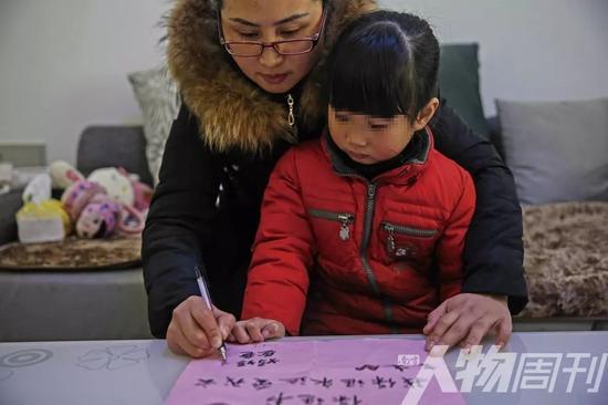 安徽合肥,想要生二胎的王女士给女儿写保证书,保证永远爱她