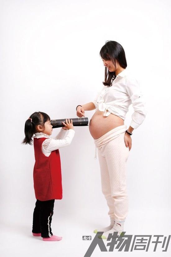 郑洁与女儿小茹。“我老公是独子,他特别想再要个孩子,这不,政策一有,我们就开始准备了。”
